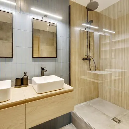 218 Tali - Superb In Paris